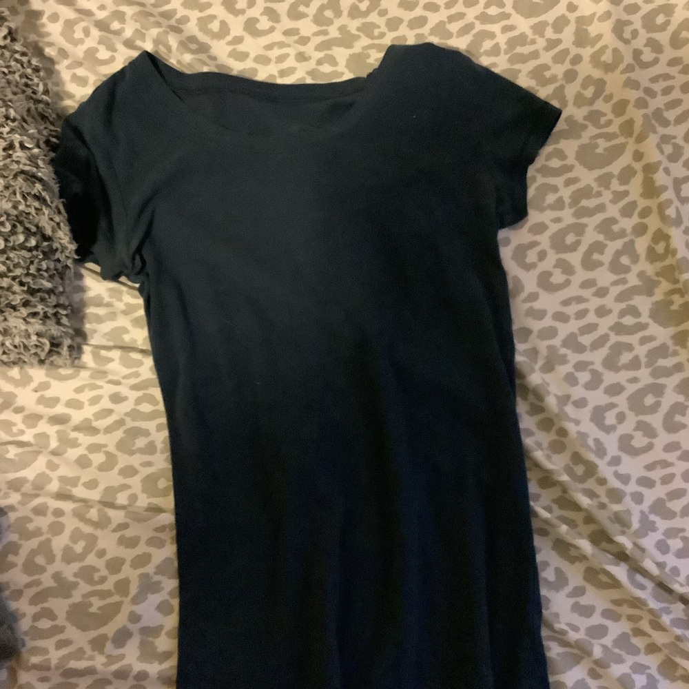 I’m selling this navy blue medium T-shirt. This T-shirt is in great condition.
